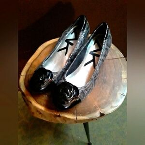 Like new 10M Anne Klein sport wedge snakeskin wedges